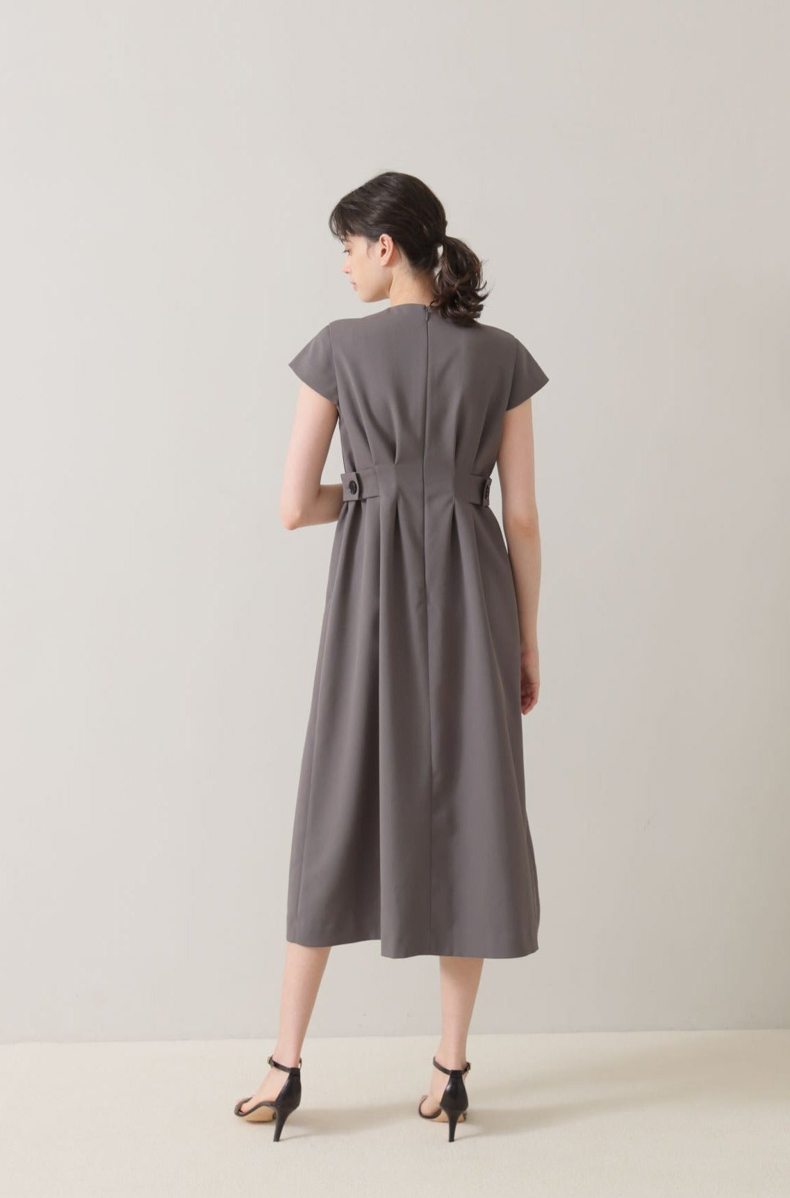 Waist tuck dress (Dark gray)