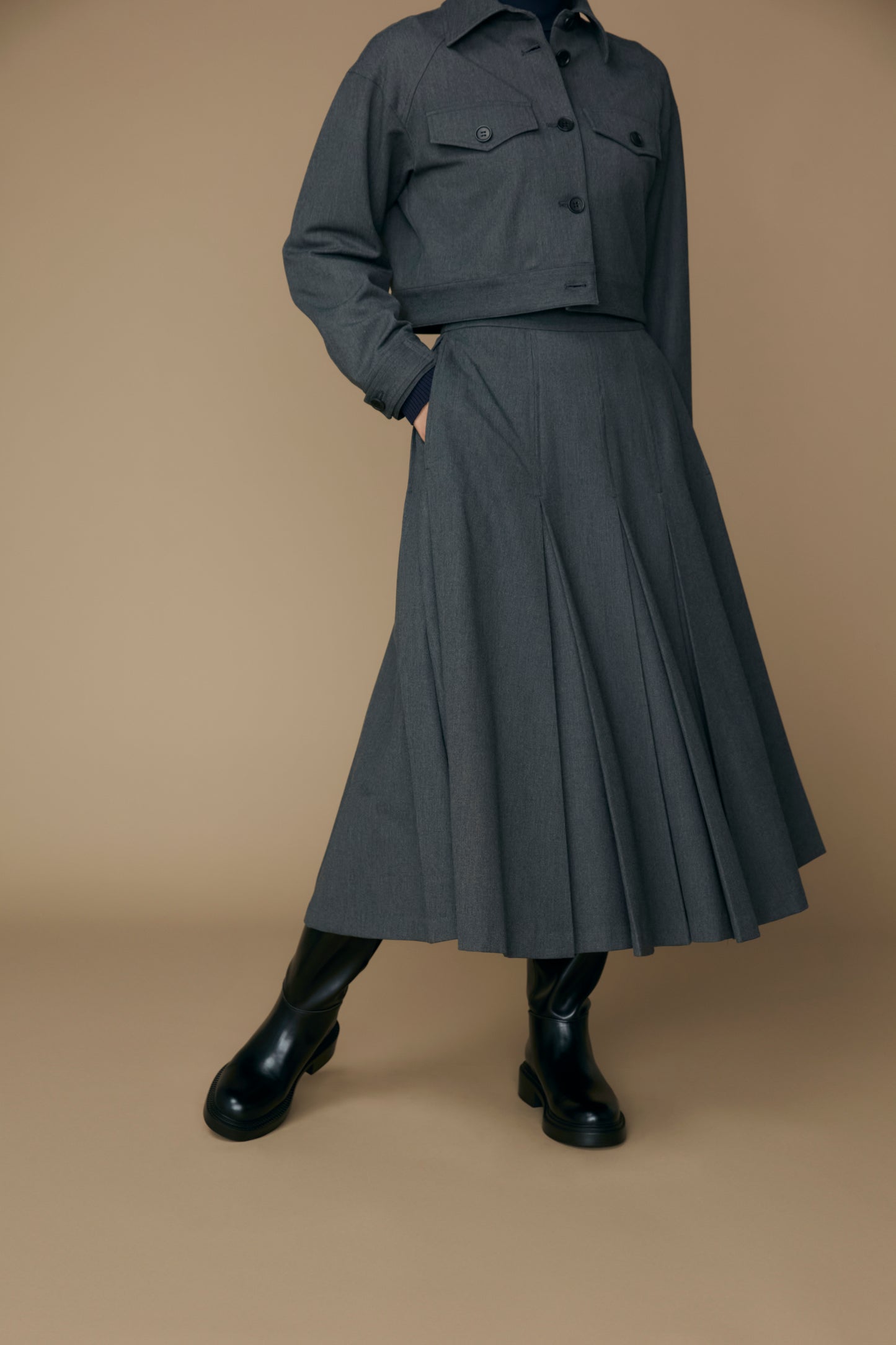 Gentle pleated skirt (Dark gray)