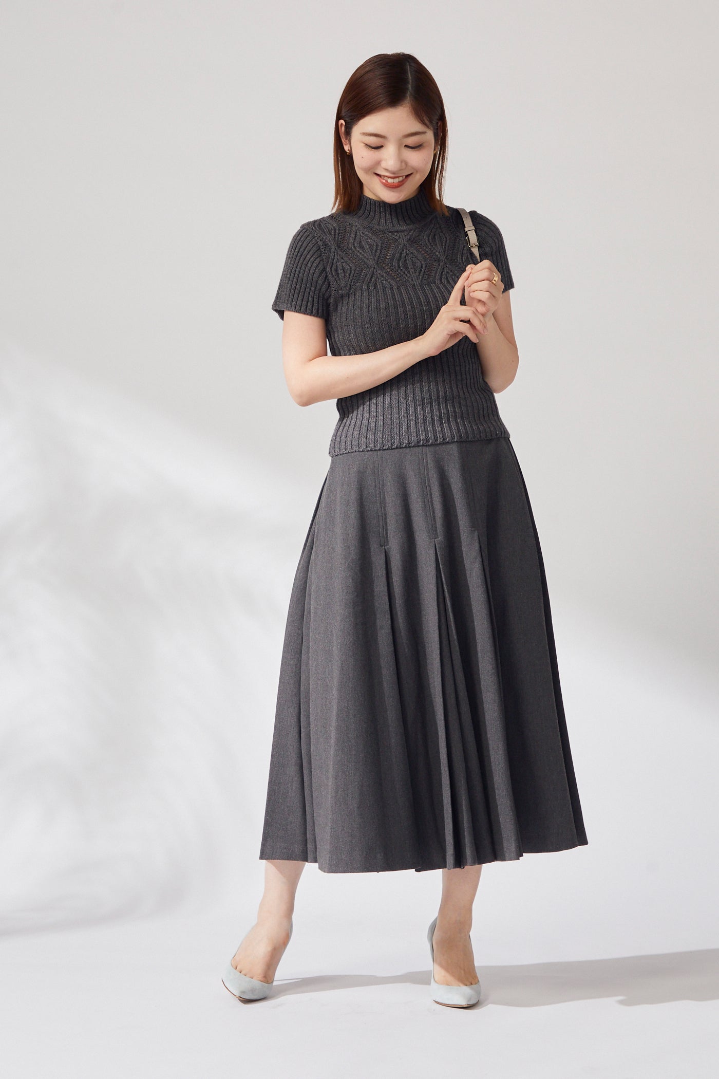 Gentle pleated skirt (Dark gray)