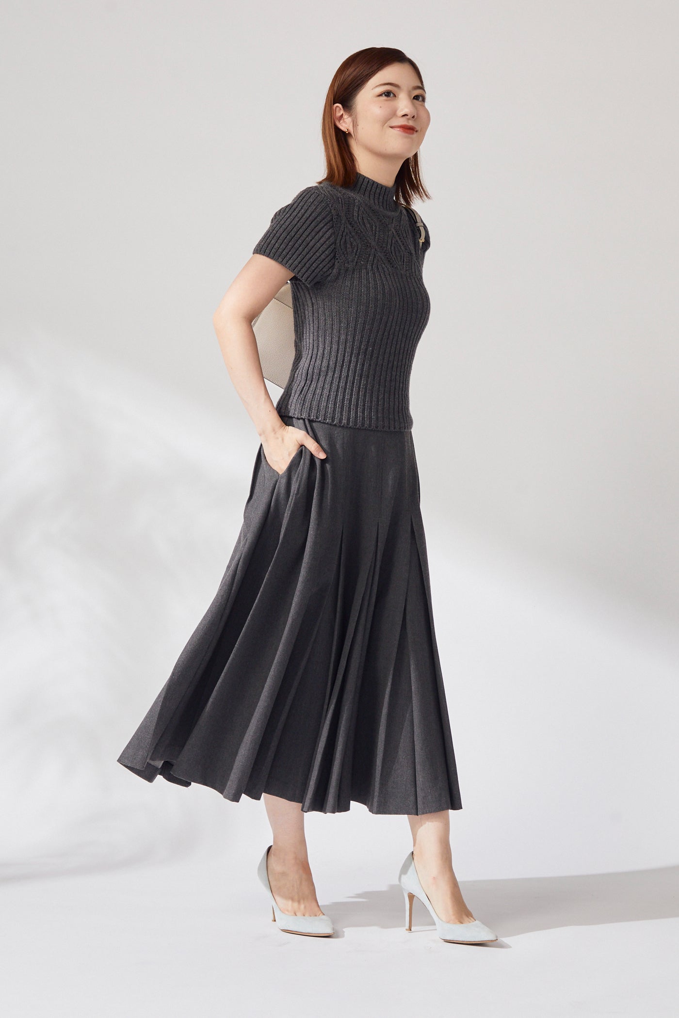 Gentle pleated skirt (Dark gray)