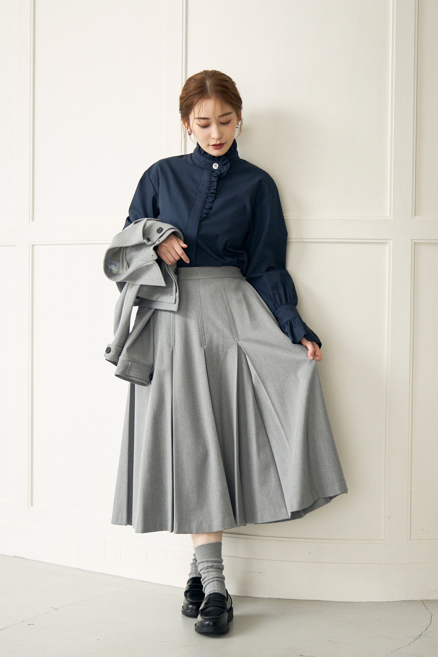 Gentle pleated skirt (Light gray) – Audire
