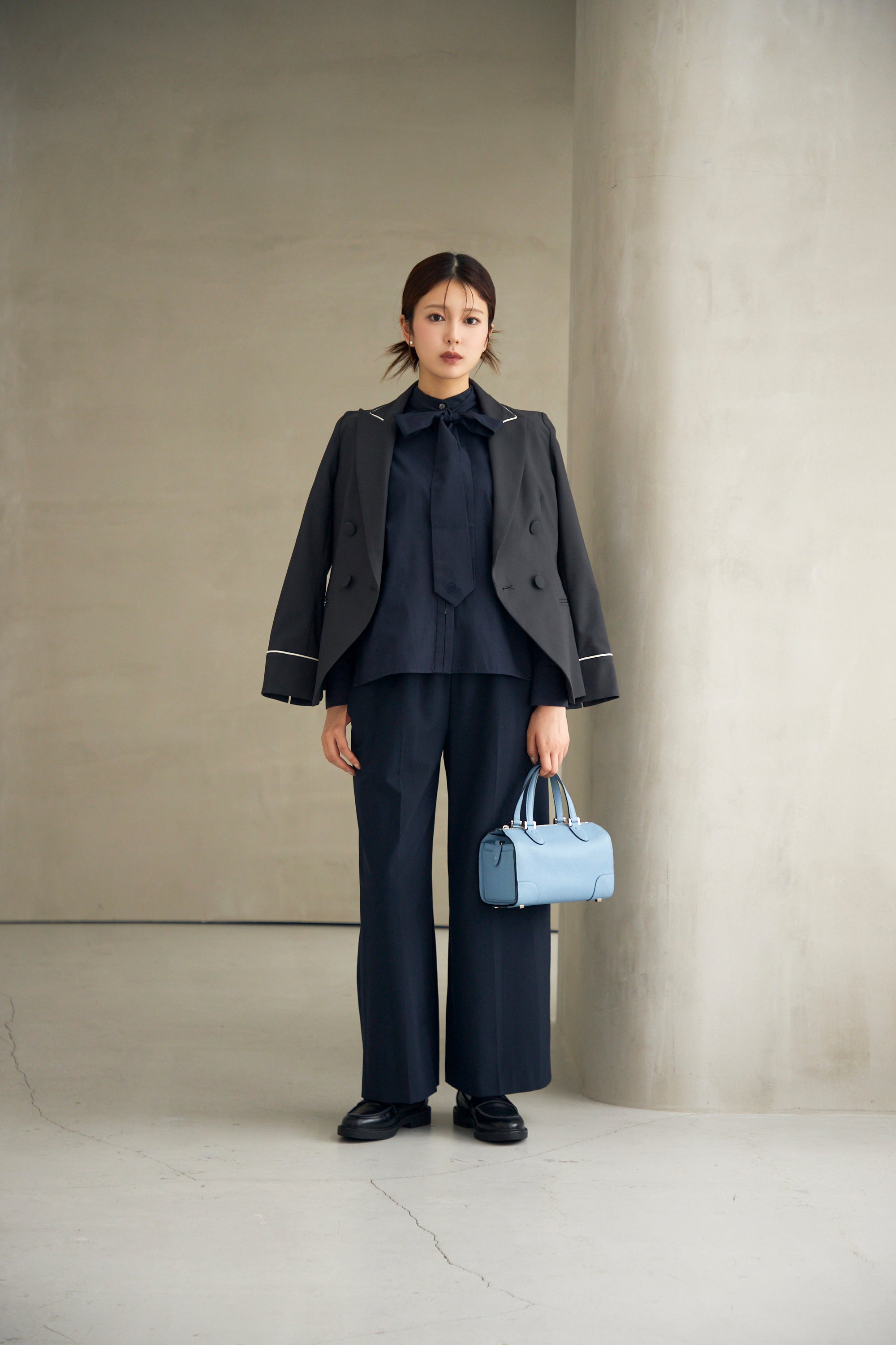 Audire bowtie volume blouse(VERY別注) (Navy)