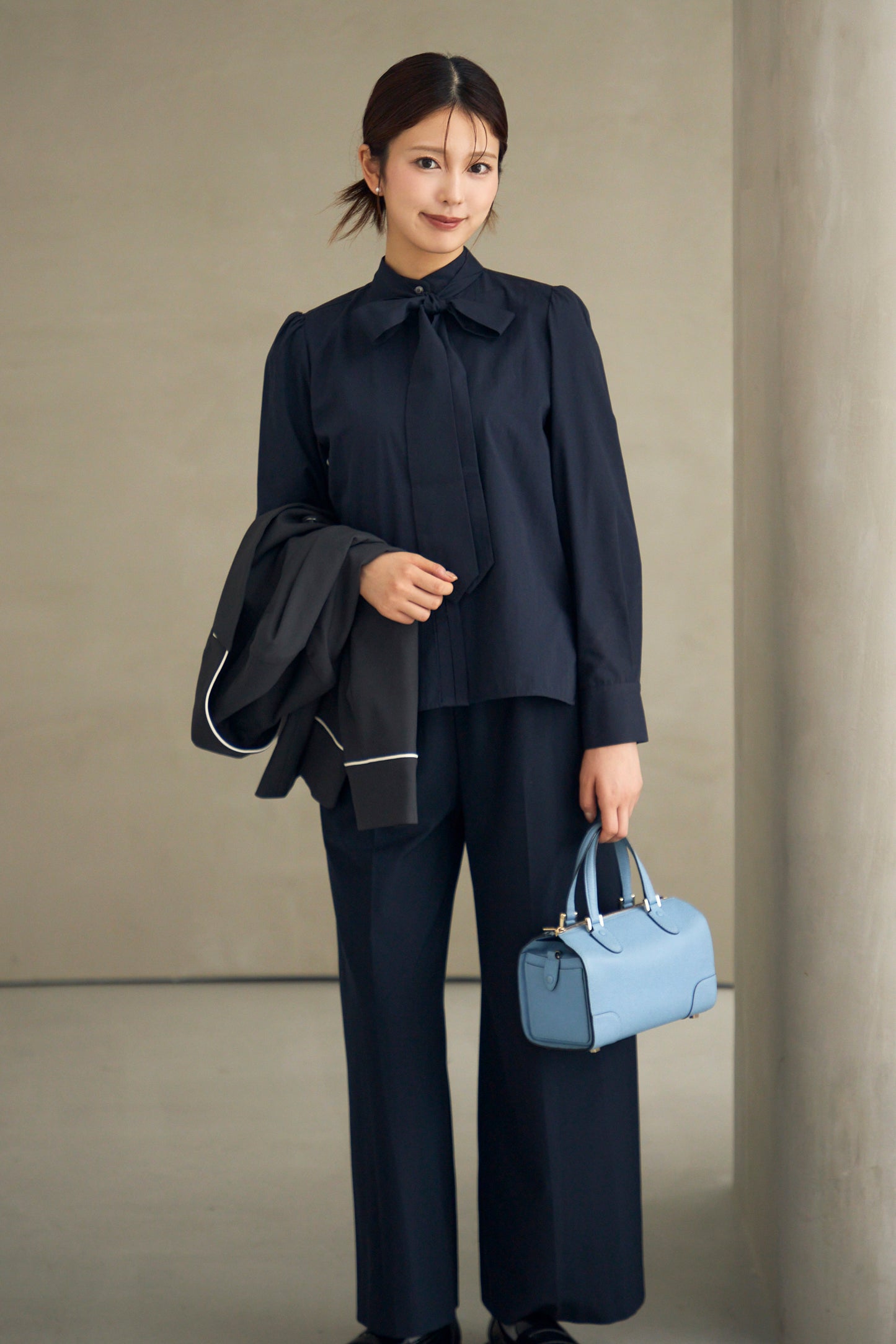 Audire bowtie volume blouse(VERY別注) (Navy)