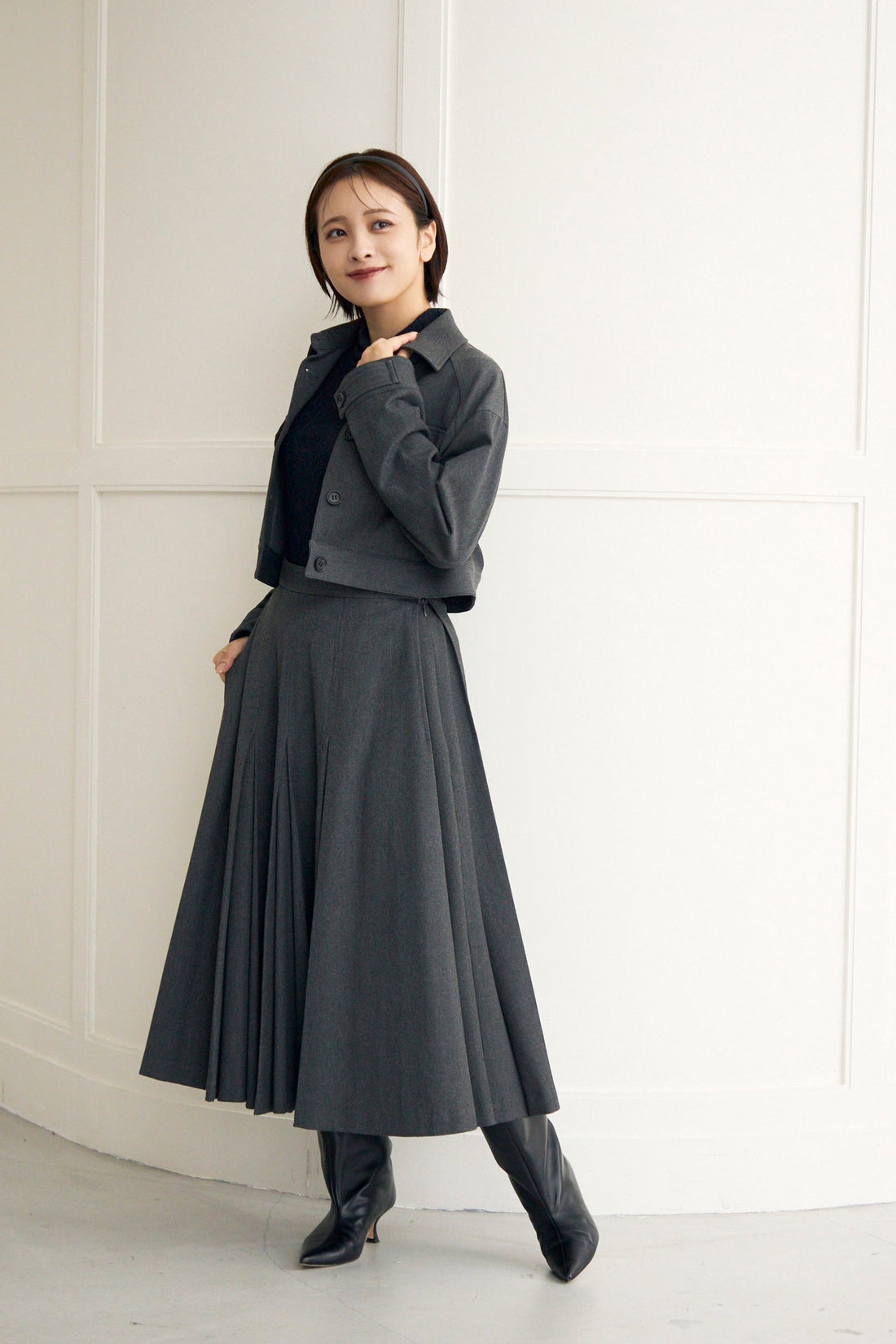 Gentle pleated skirt (Dark gray)