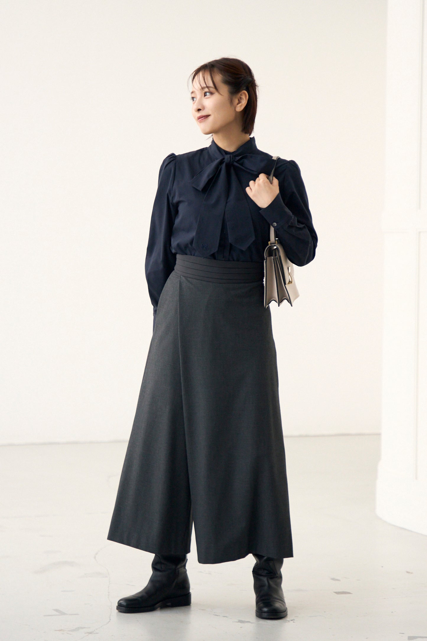 Audire bowtie volume blouse(VERY別注) (Navy)