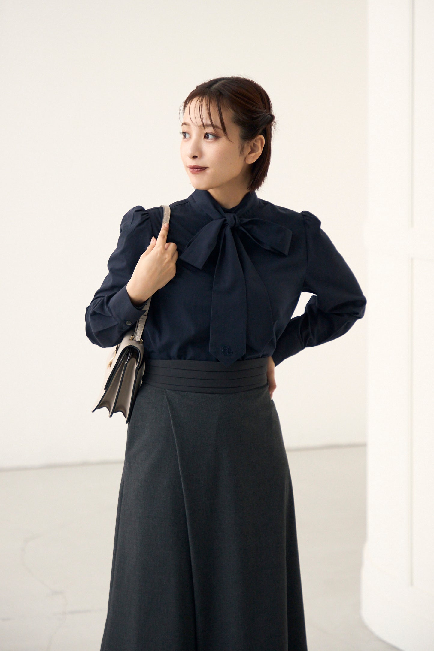 Audire bowtie volume blouse(VERY別注) (Navy)