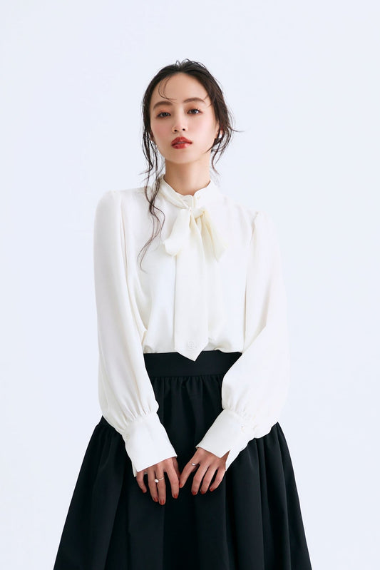 Audire bowtie volume Satin blouse（White）