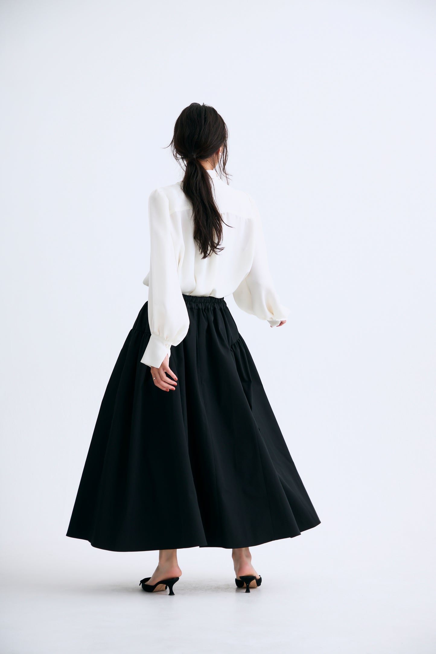 Audire bowtie volume Satin blouse（White）