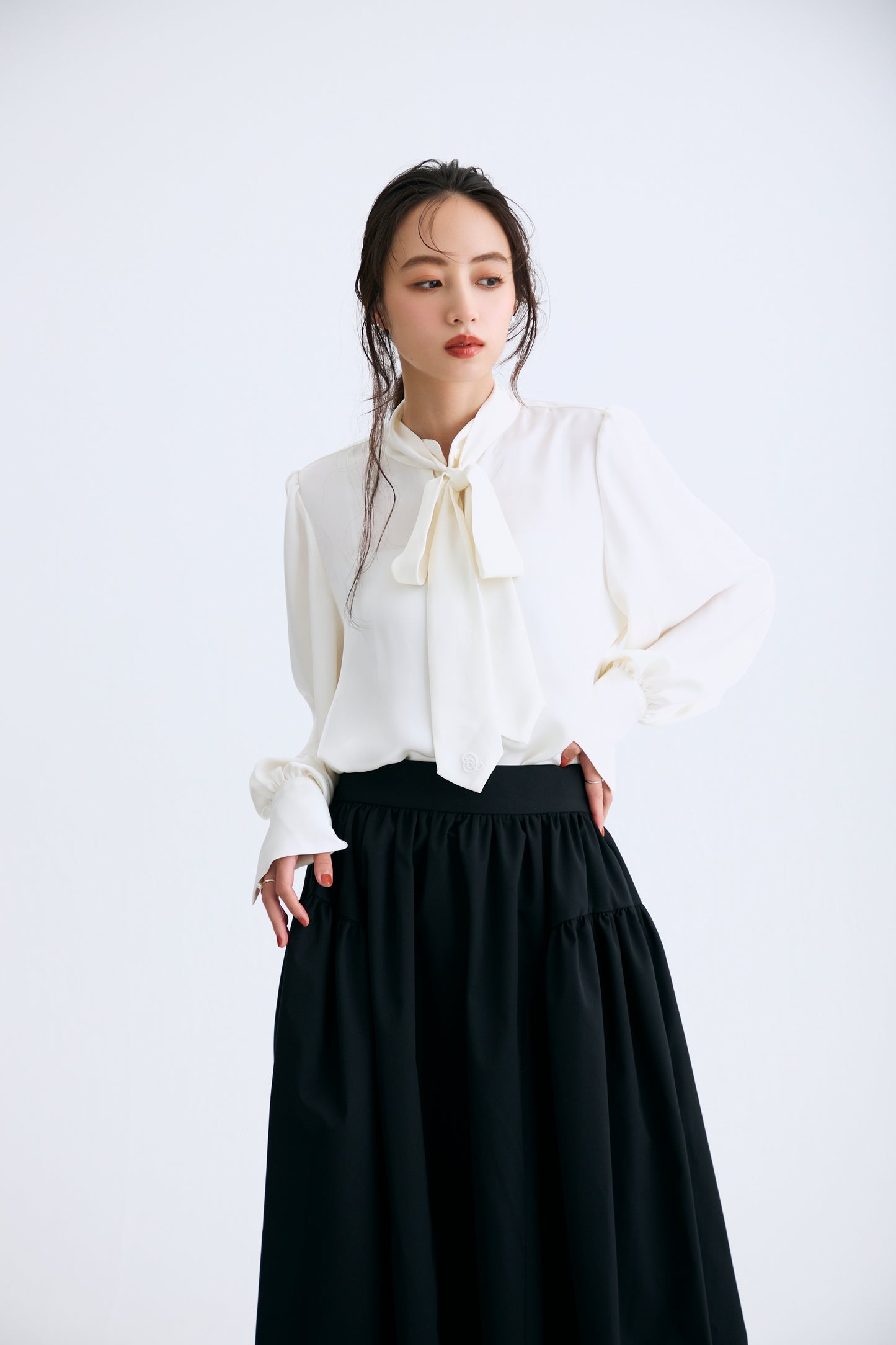 Audire bowtie volume Satin blouse（White）