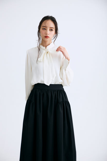 Audire bowtie volume Satin blouse（White）