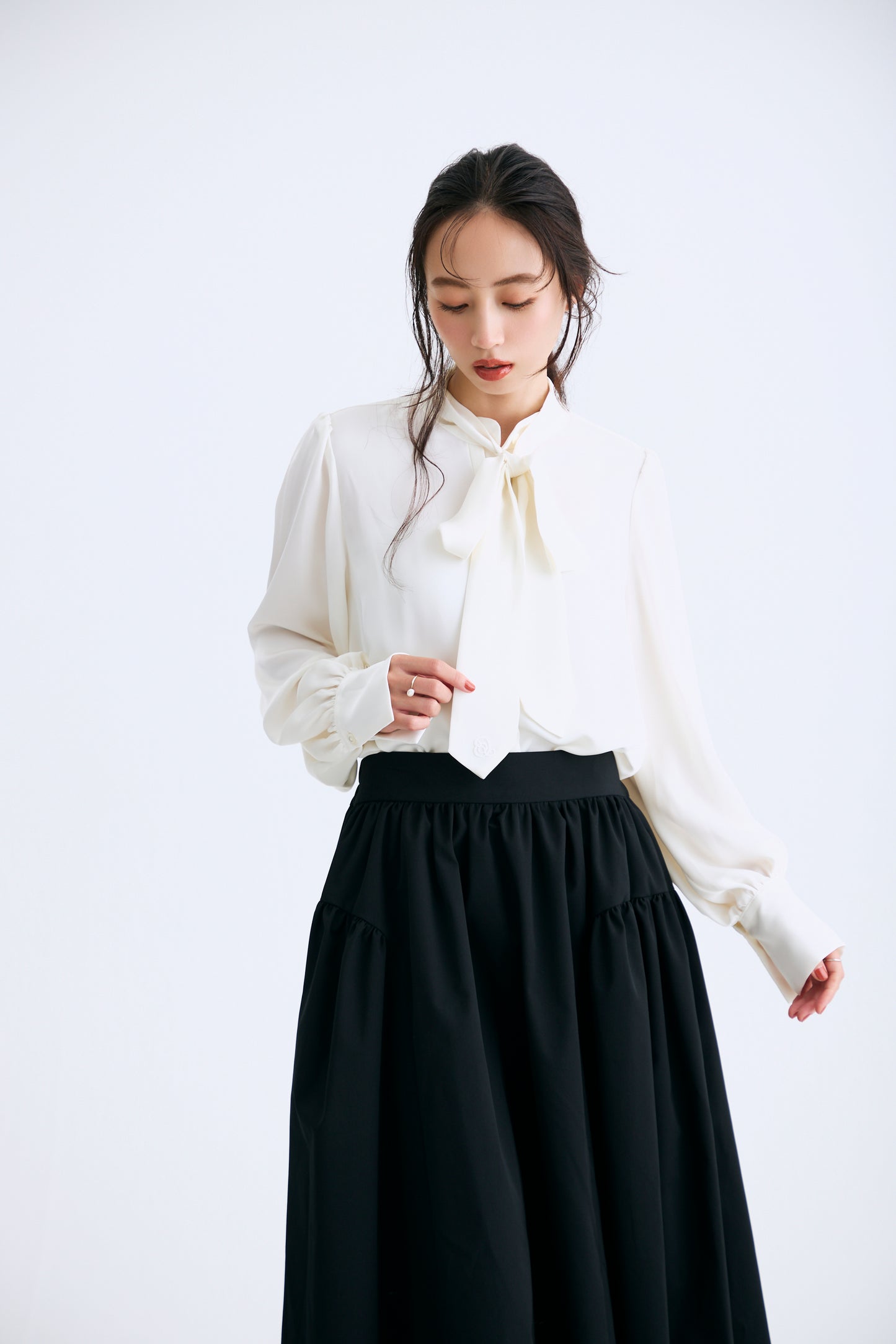 Audire bowtie volume Satin blouse（White）