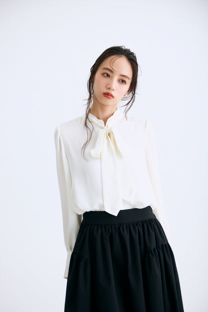 Audire bowtie volume Satin blouse（White）