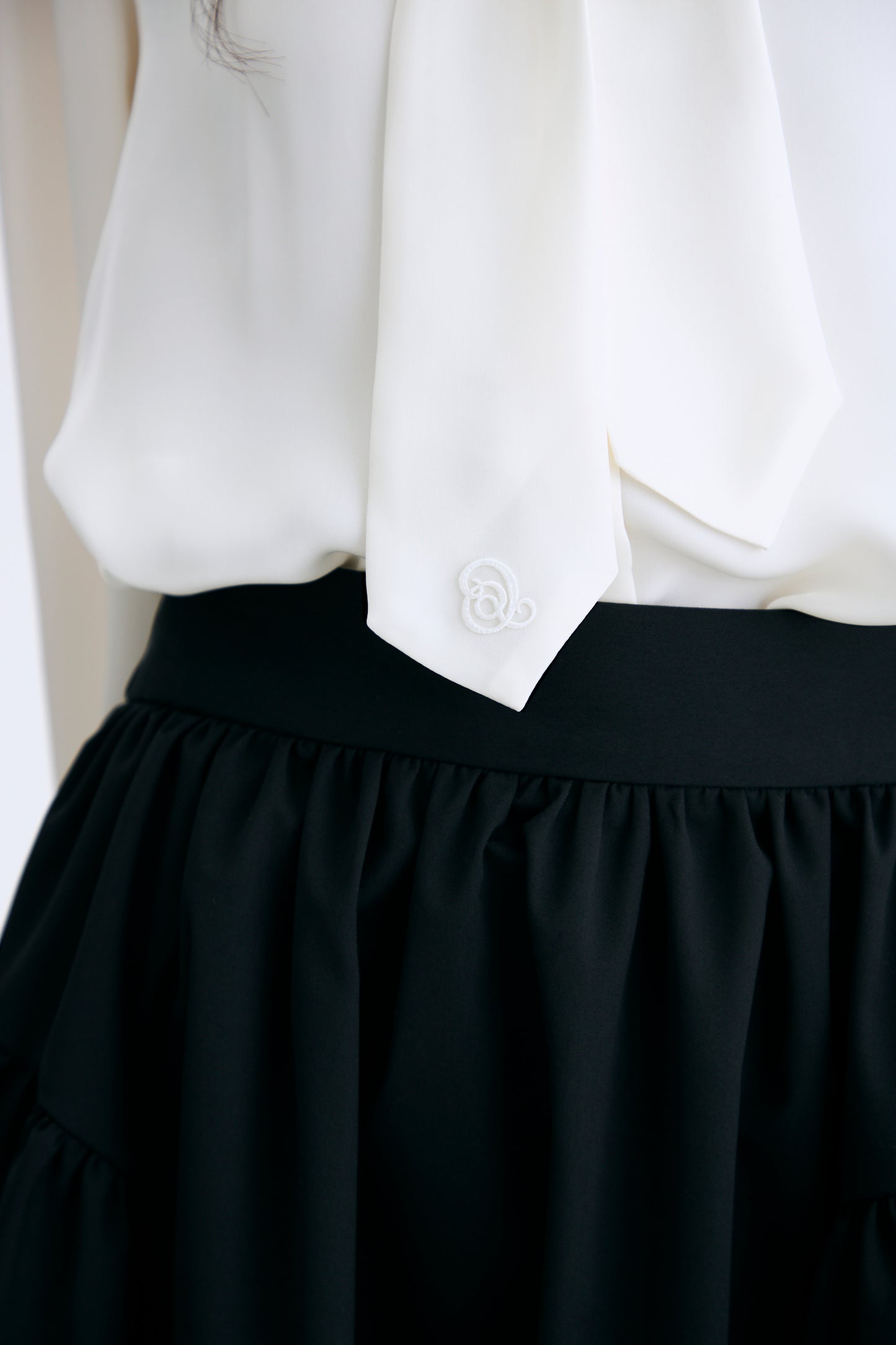 Audire bowtie volume Satin blouse（White）