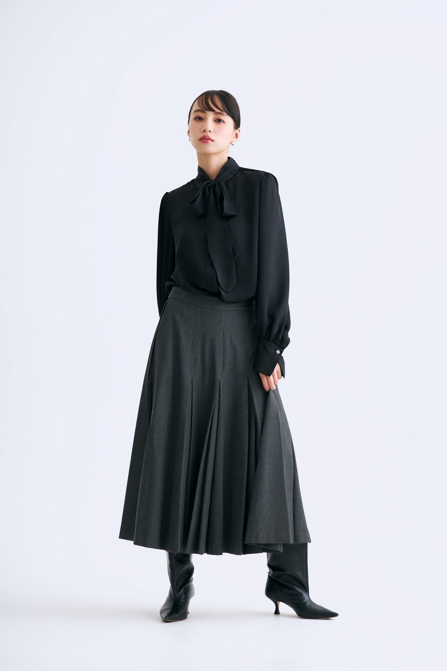 Audire bowtie volume Satin blouse（Black）