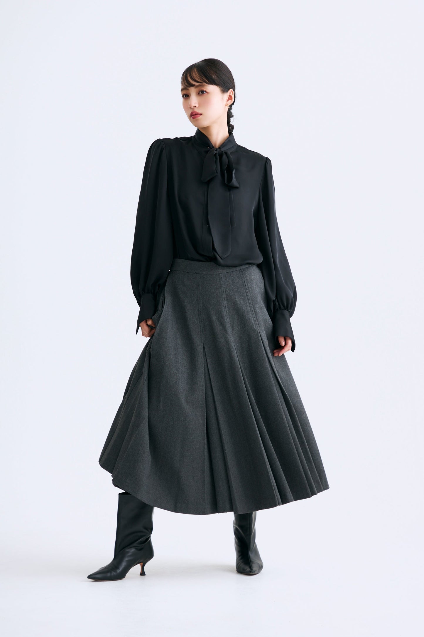 Audire bowtie volume Satin blouse（Black）