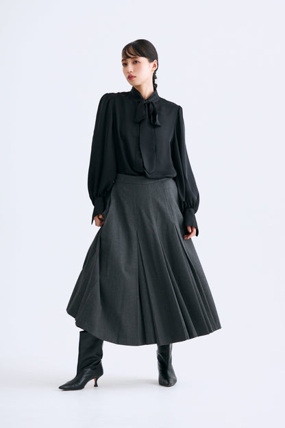 Audire bowtie volume Satin blouse（Black）