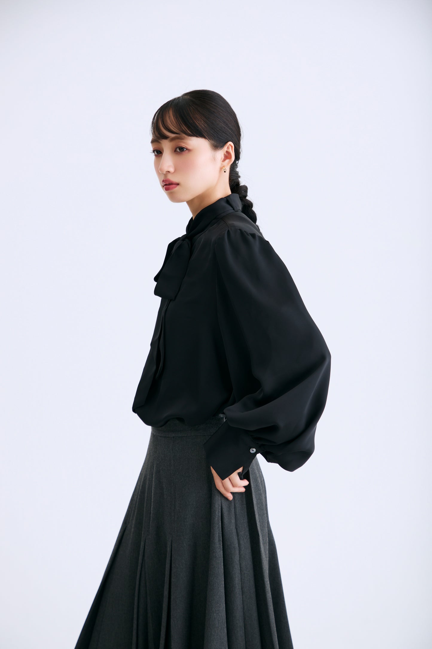 Audire bowtie volume Satin blouse（Black）