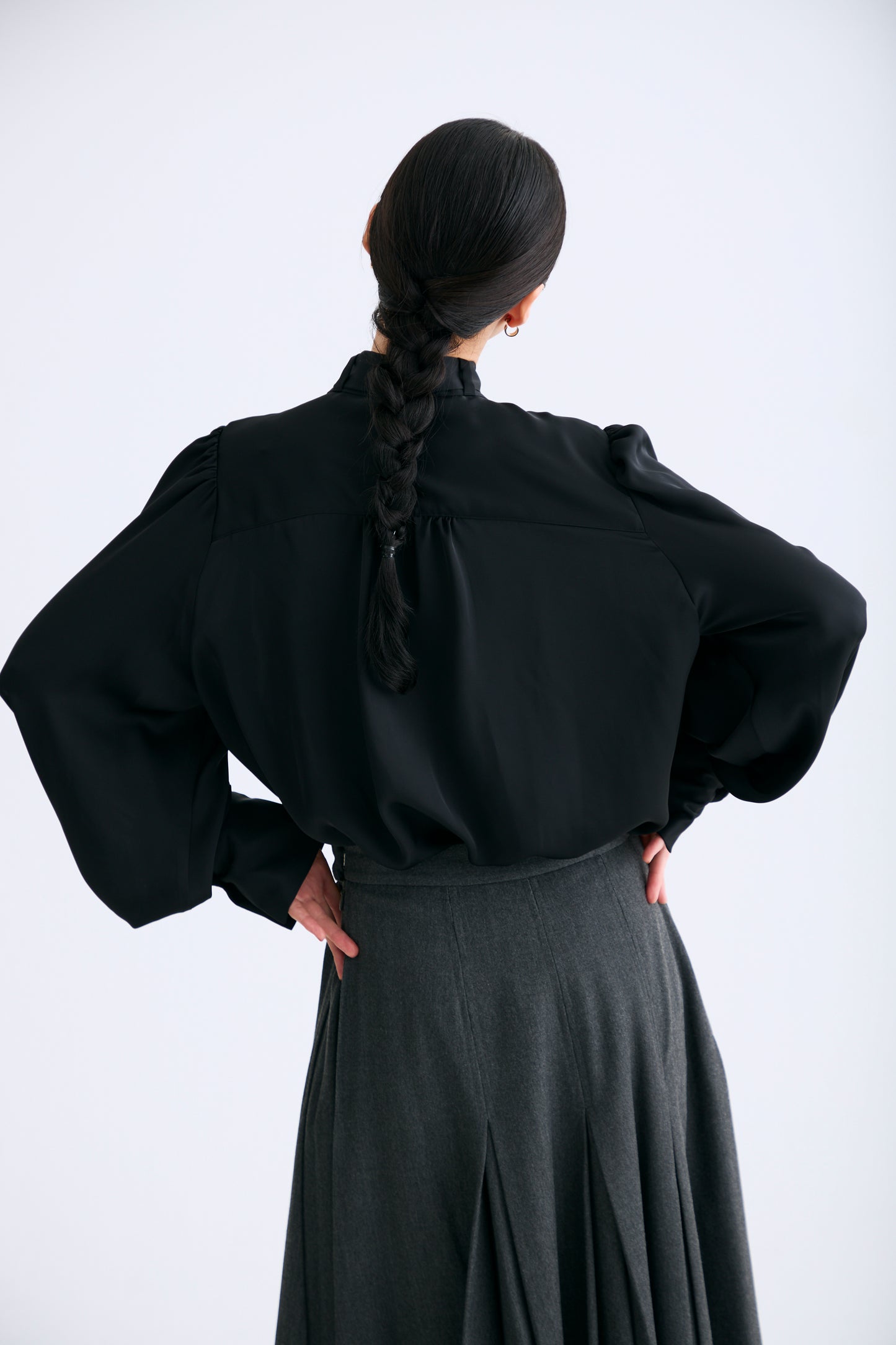 Audire bowtie volume Satin blouse（Black）