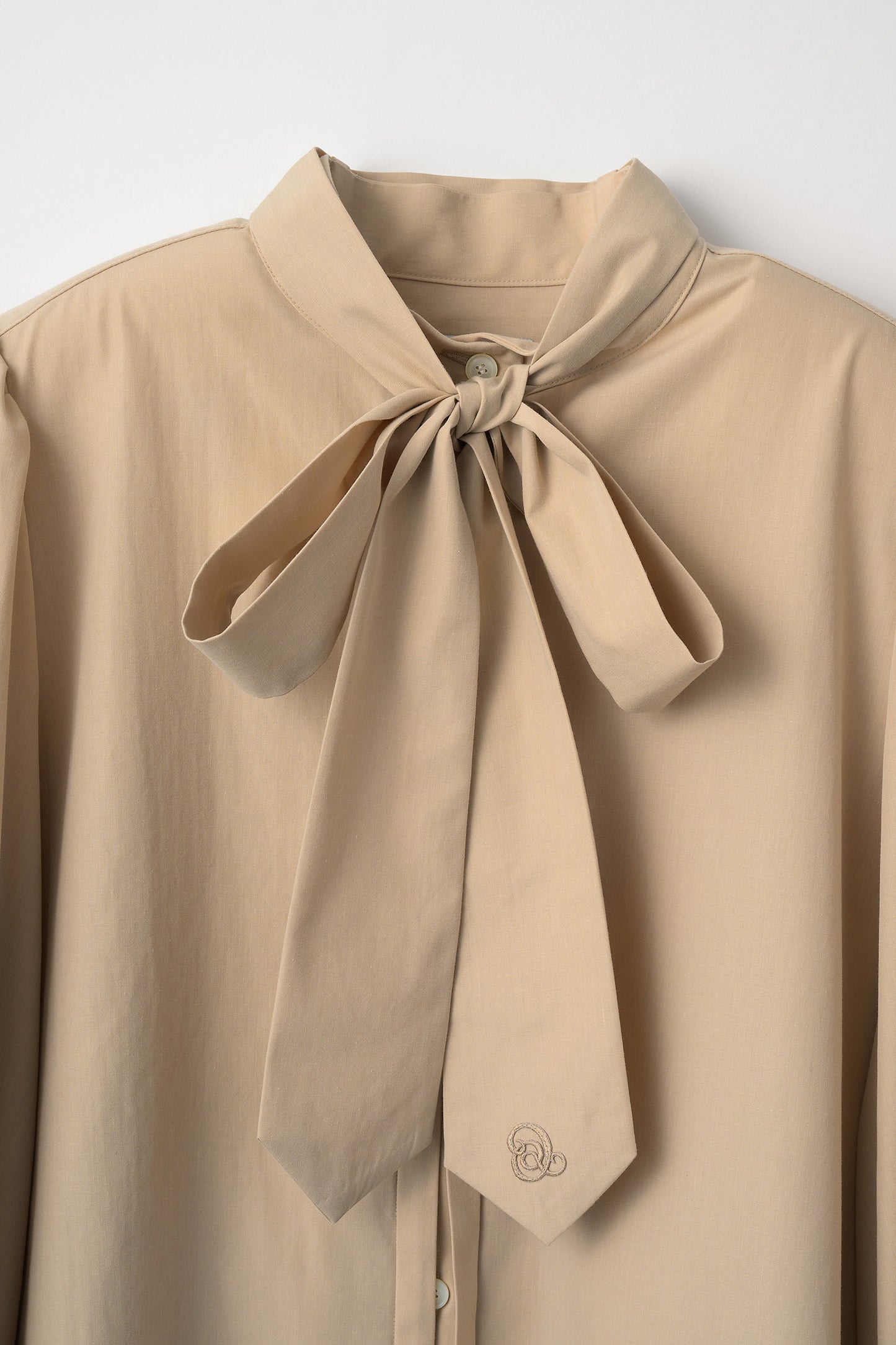 Audire bowtie volume blouse(VERY別注) (Beige)