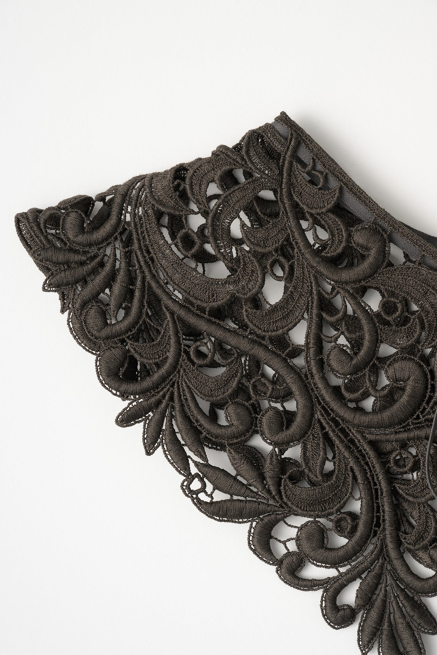 Christina lace collar (Charcoal brown)