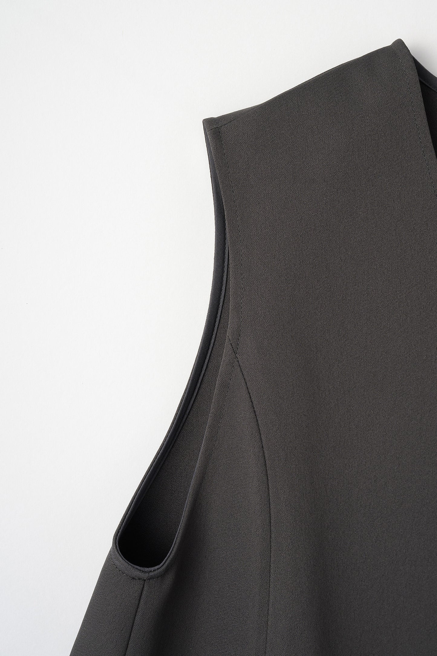 Frame layeard vest(Charcoal)