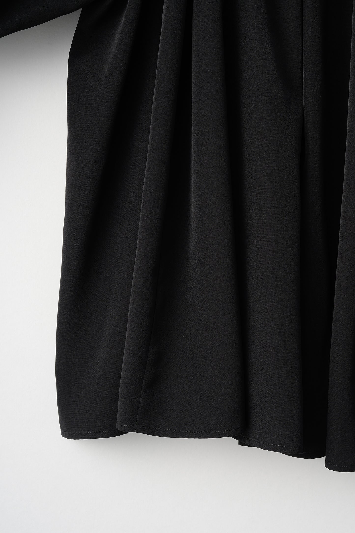 Cascade gather tops（Black）
