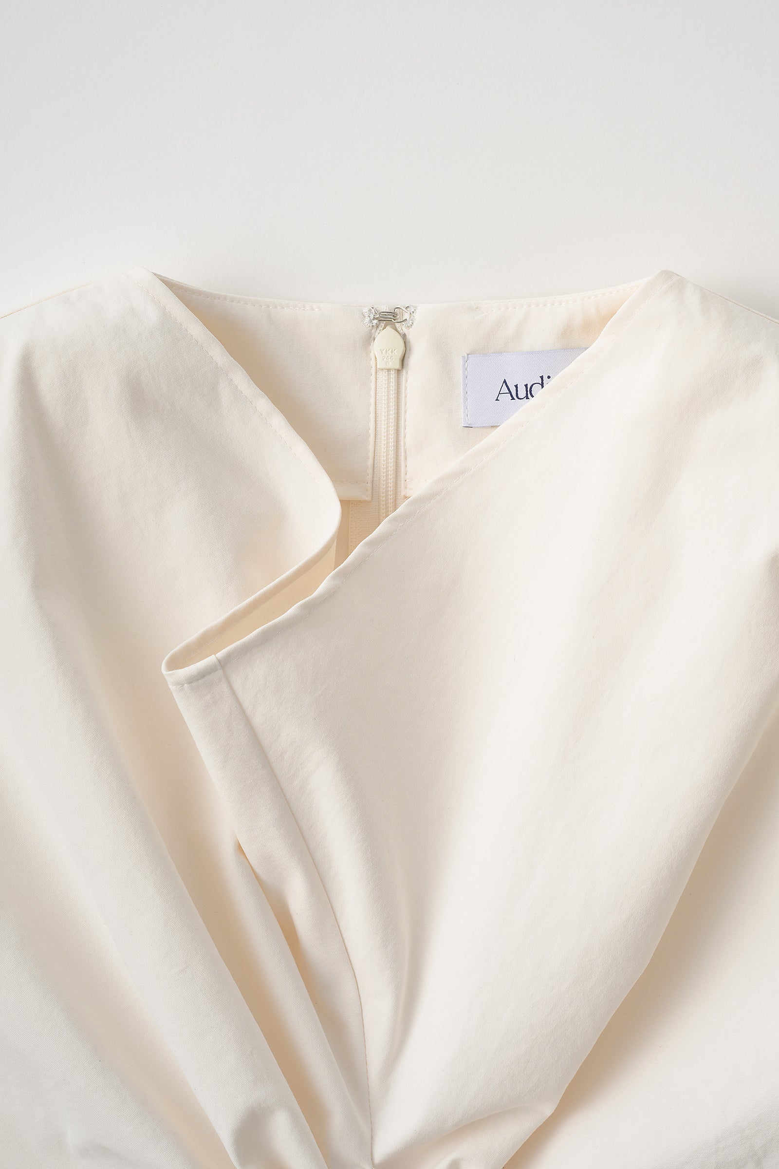 Front twist tops(Ivory) – Audire