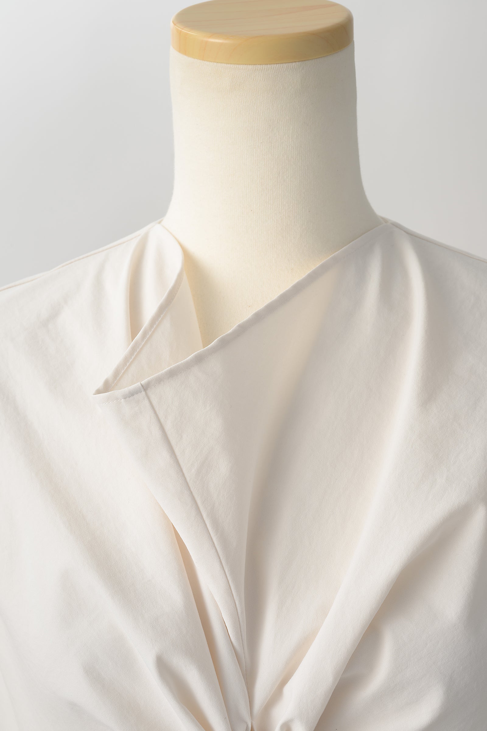 Front twist tops(Ivory) – Audire