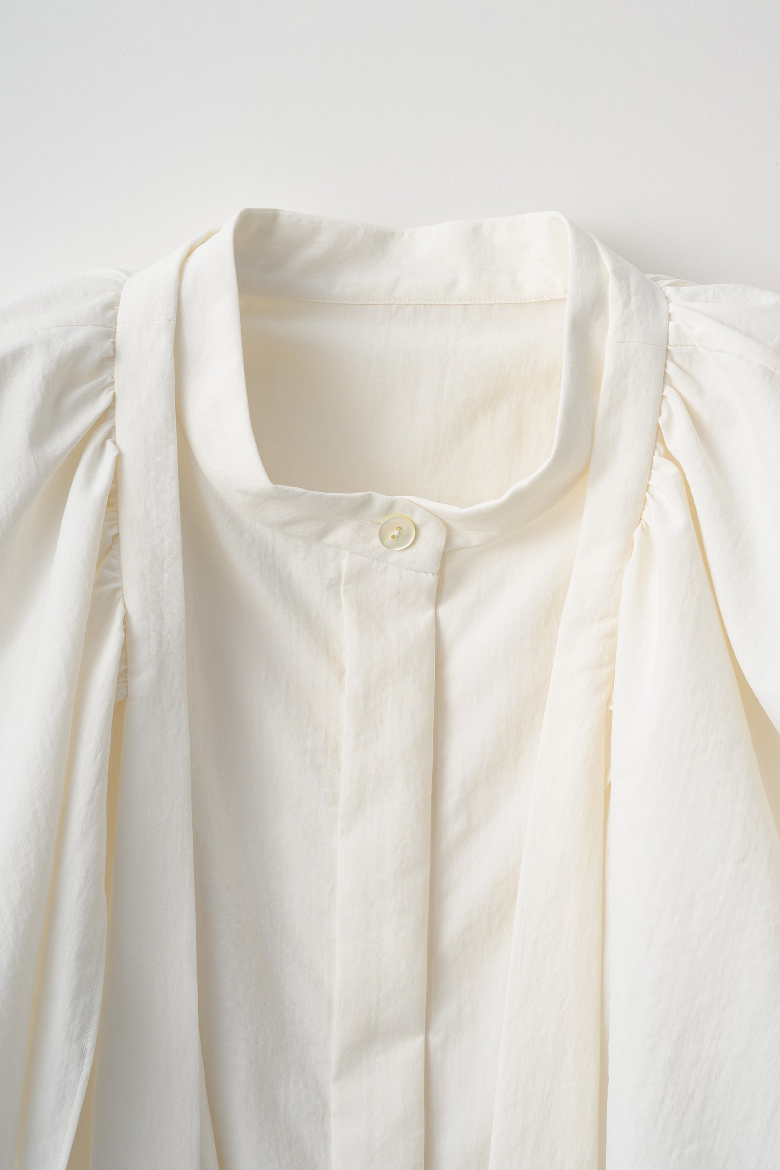 Petal collar shirt(White) – Audire
