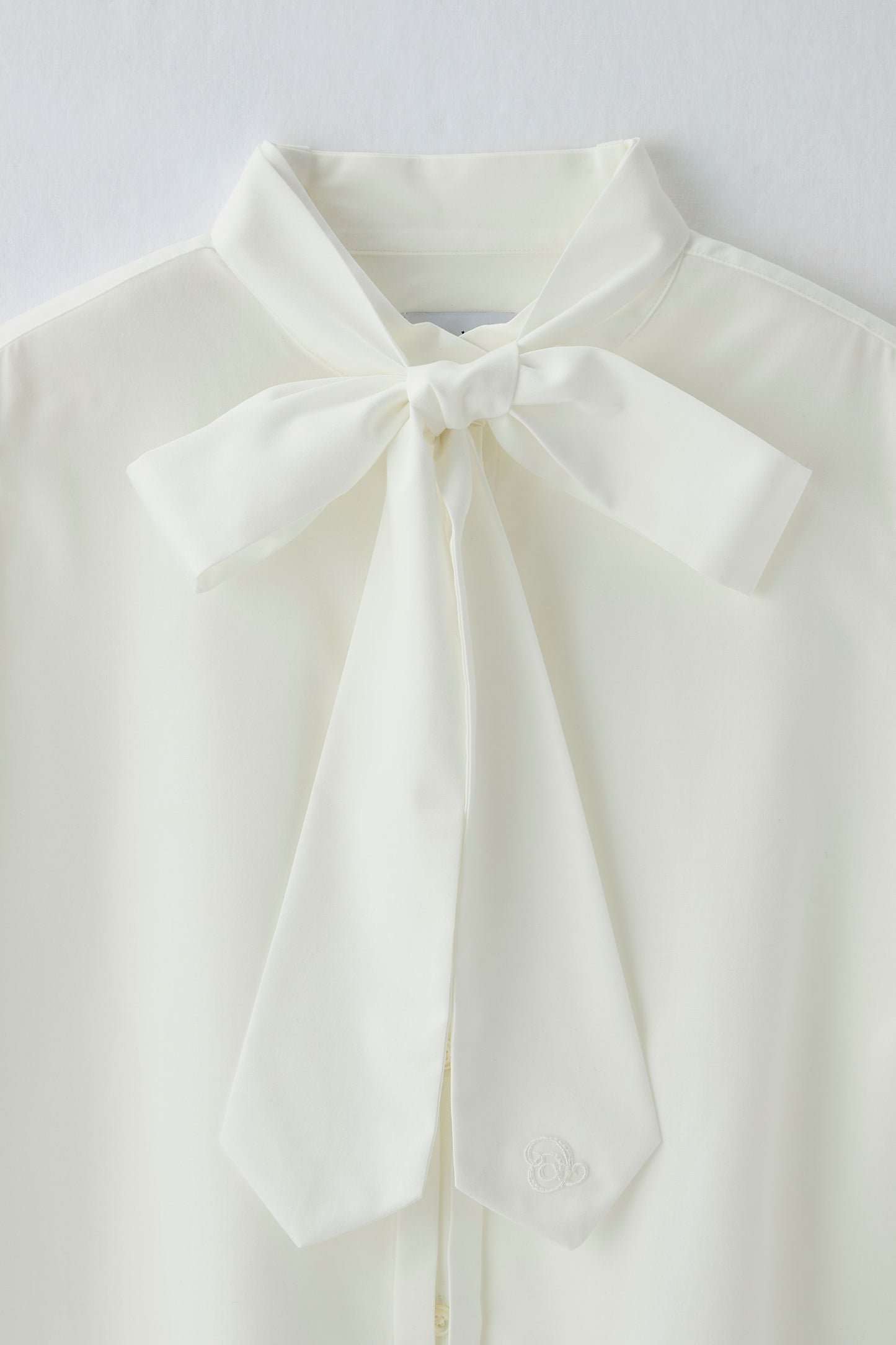 Audire bowtie volume blouse（White）