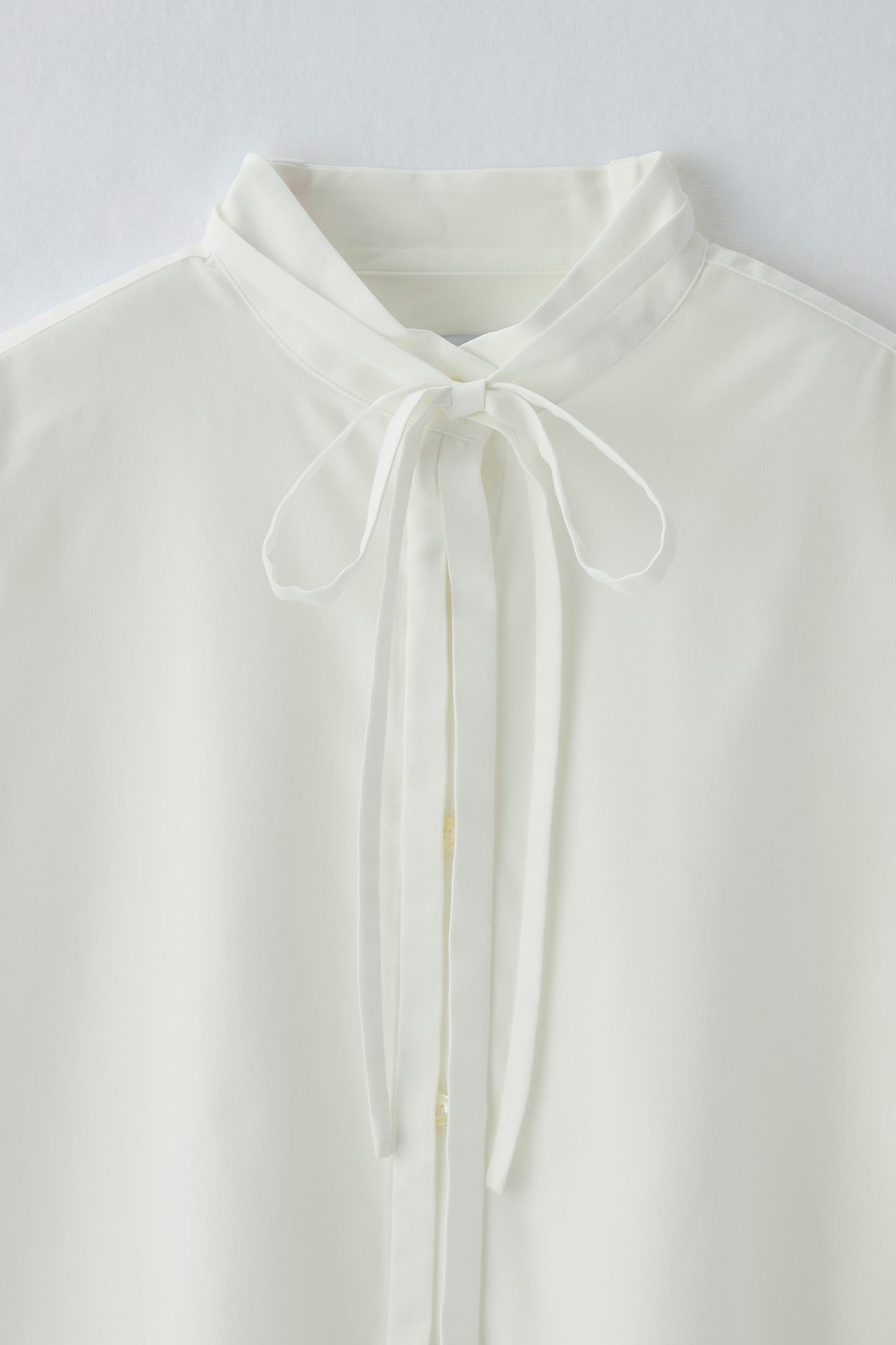 Audire bowtie volume blouse（White）