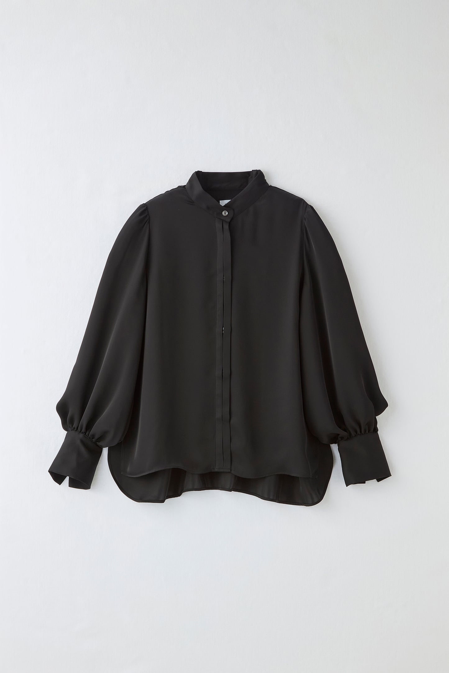 Audire bowtie volume Satin blouse（Black）