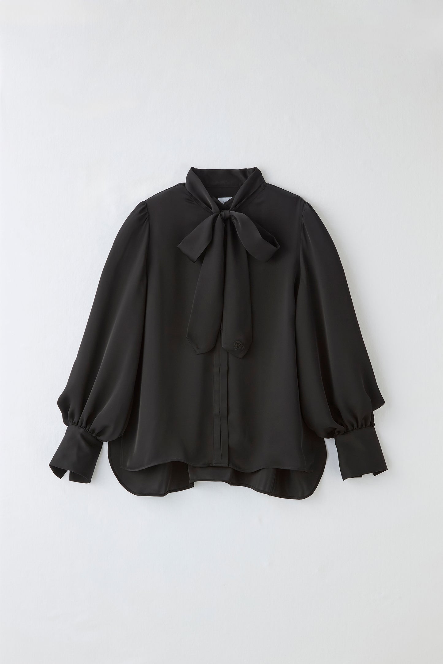 Audire bowtie volume Satin blouse（Black）