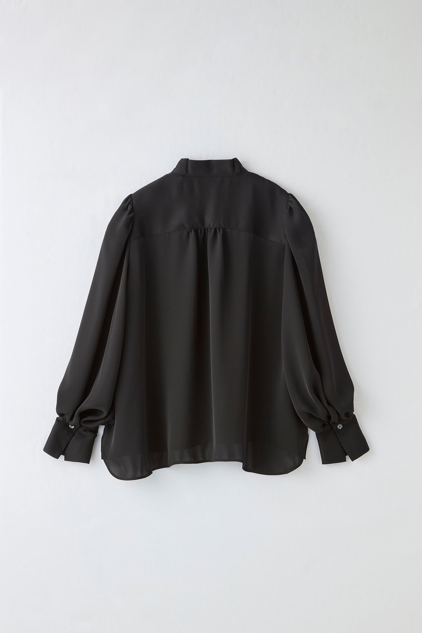 Audire bowtie volume Satin blouse（Black）
