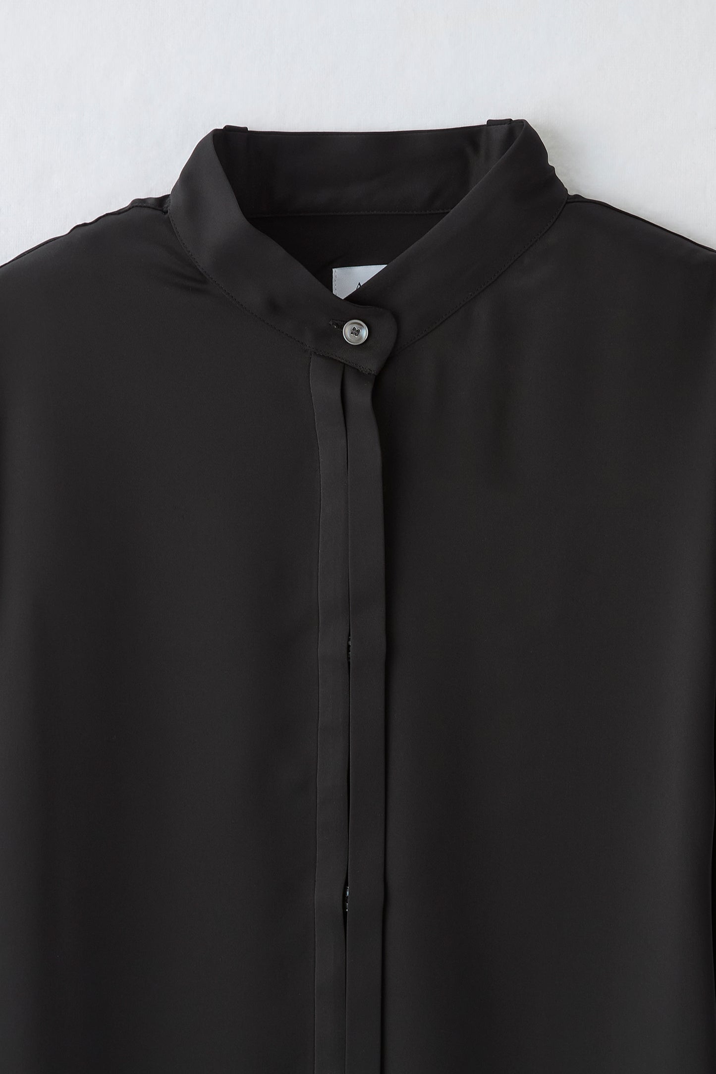 Audire bowtie volume Satin blouse（Black）