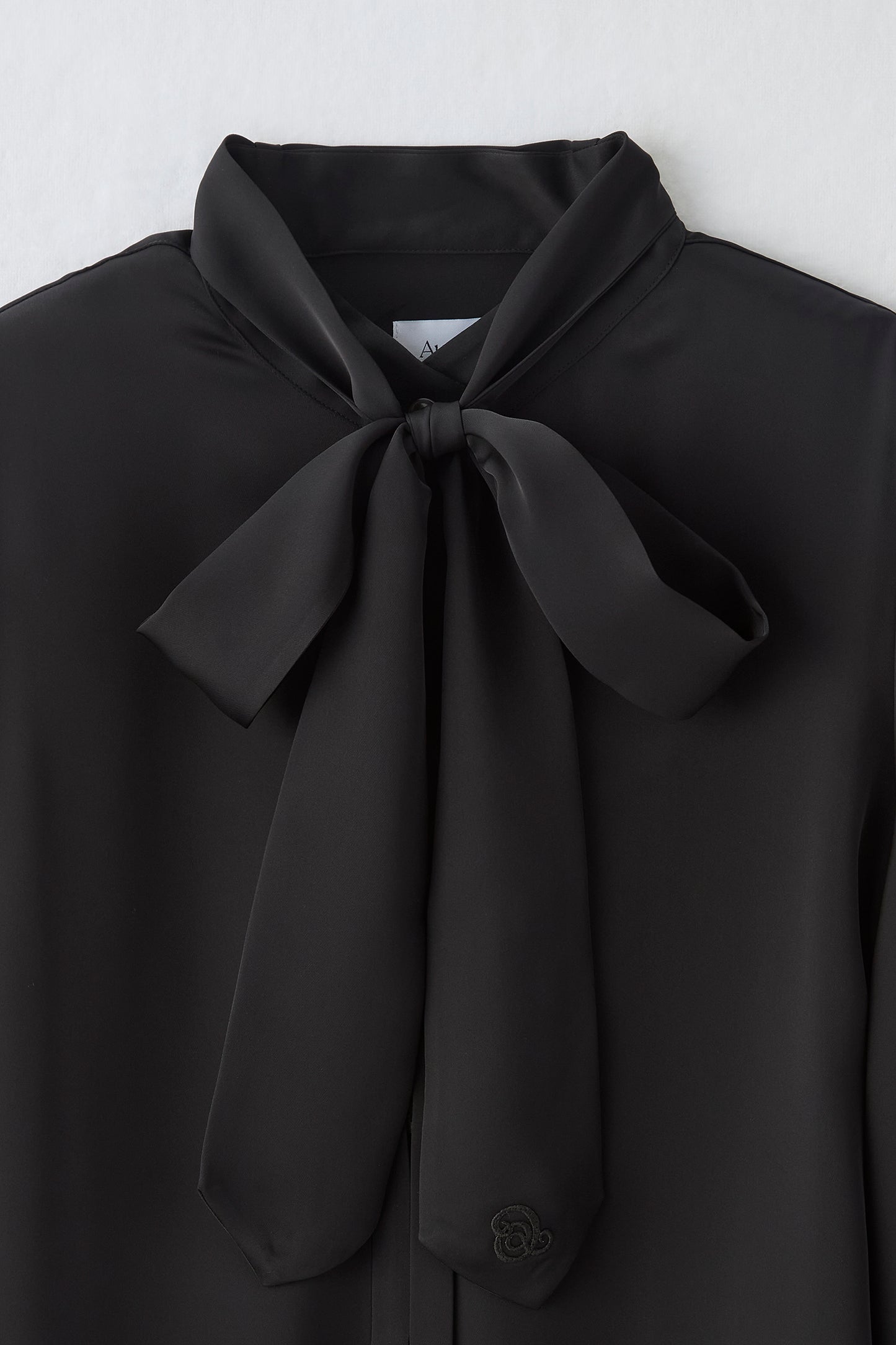 Audire bowtie volume Satin blouse（Black）