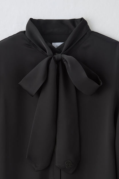 Audire bowtie volume Satin blouse（Black）