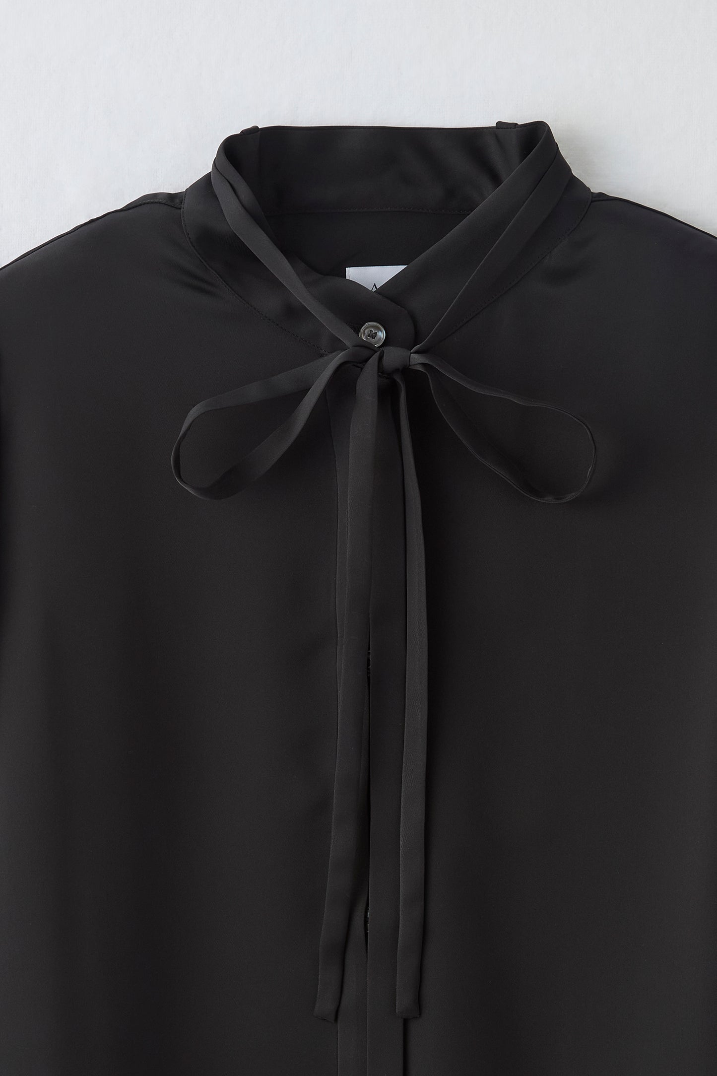 Audire bowtie volume Satin blouse（Black）
