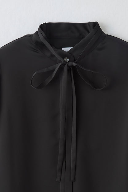 Audire bowtie volume Satin blouse（Black）
