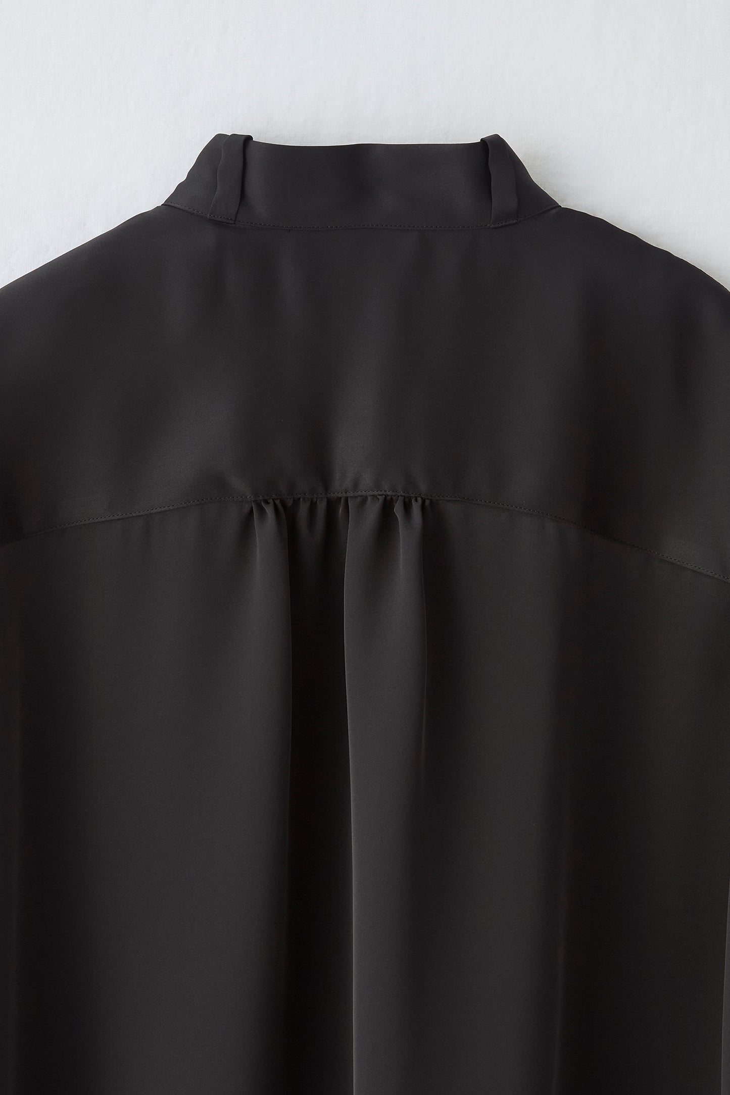 Audire bowtie volume Satin blouse（Black）