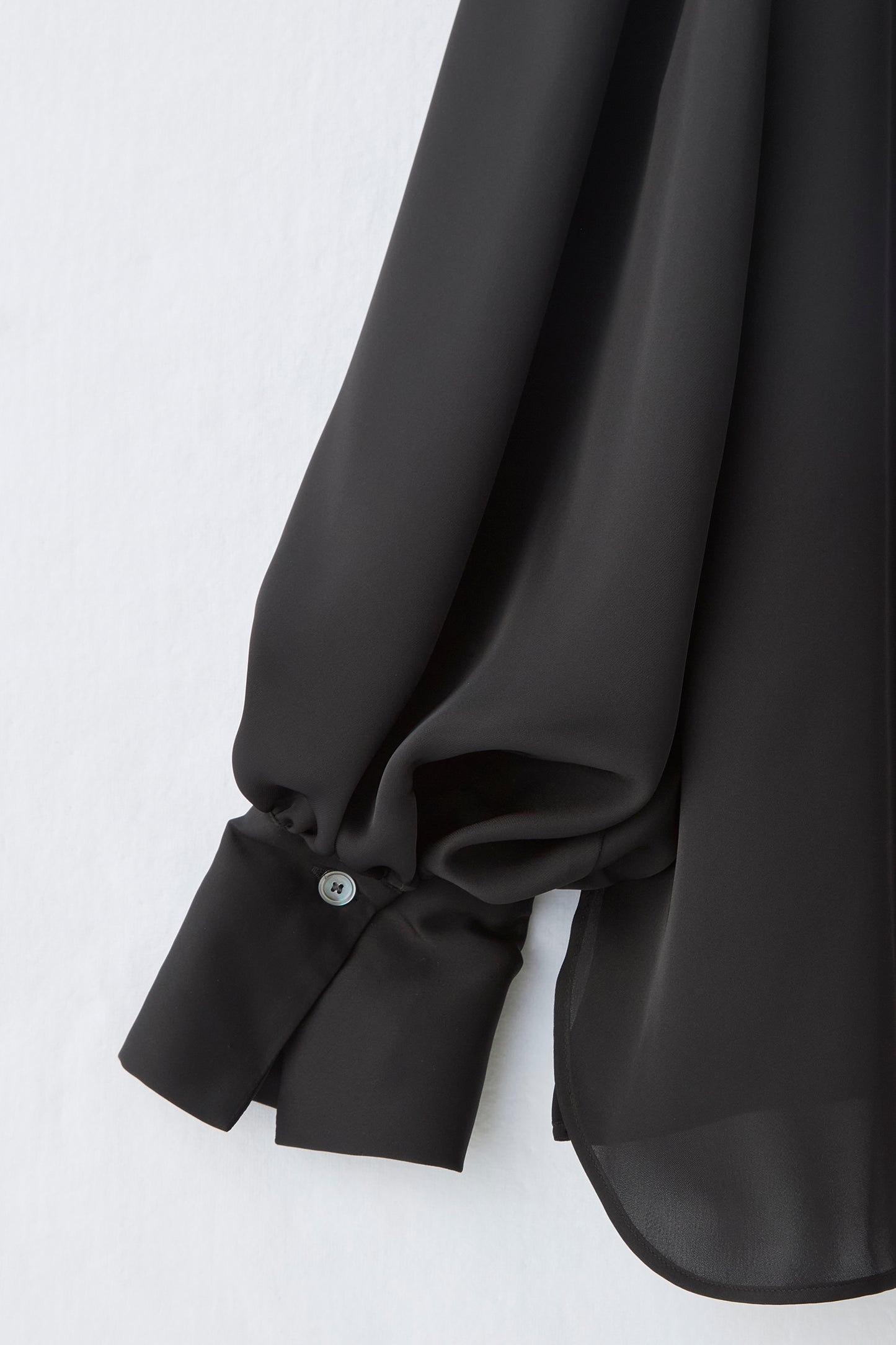 Audire bowtie volume Satin blouse（Black）