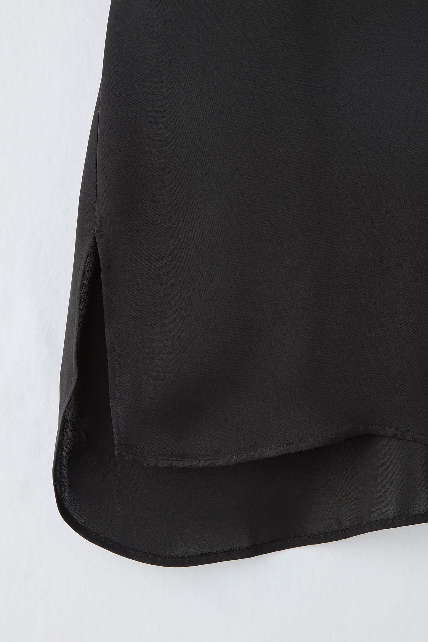Audire bowtie volume Satin blouse（Black）