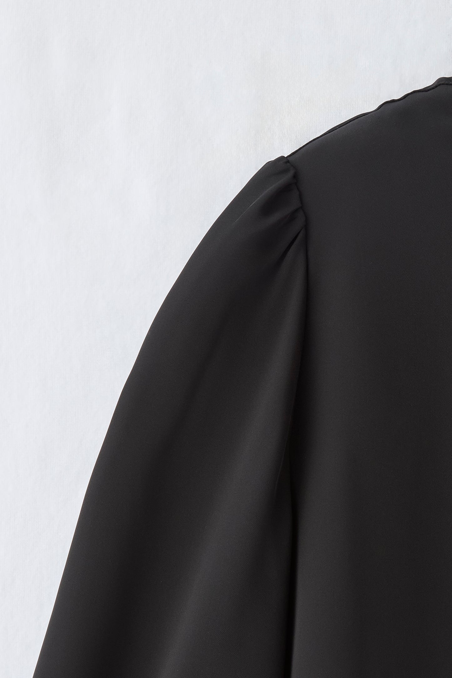 Audire bowtie volume Satin blouse（Black）