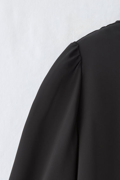 Audire bowtie volume Satin blouse（Black）