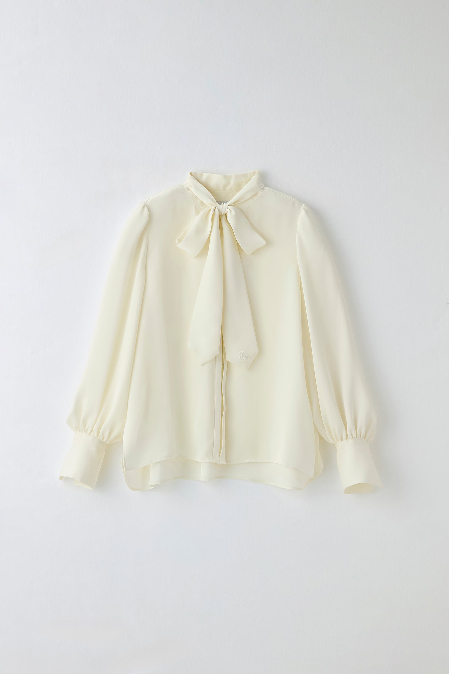 Audire bowtie volume Satin blouse（White）