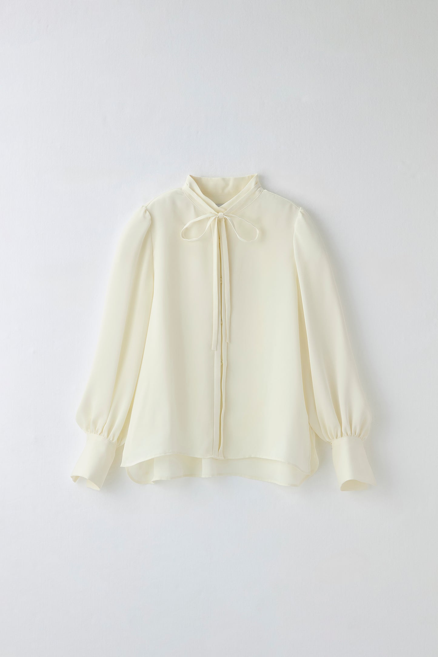 Audire bowtie volume Satin blouse（White）