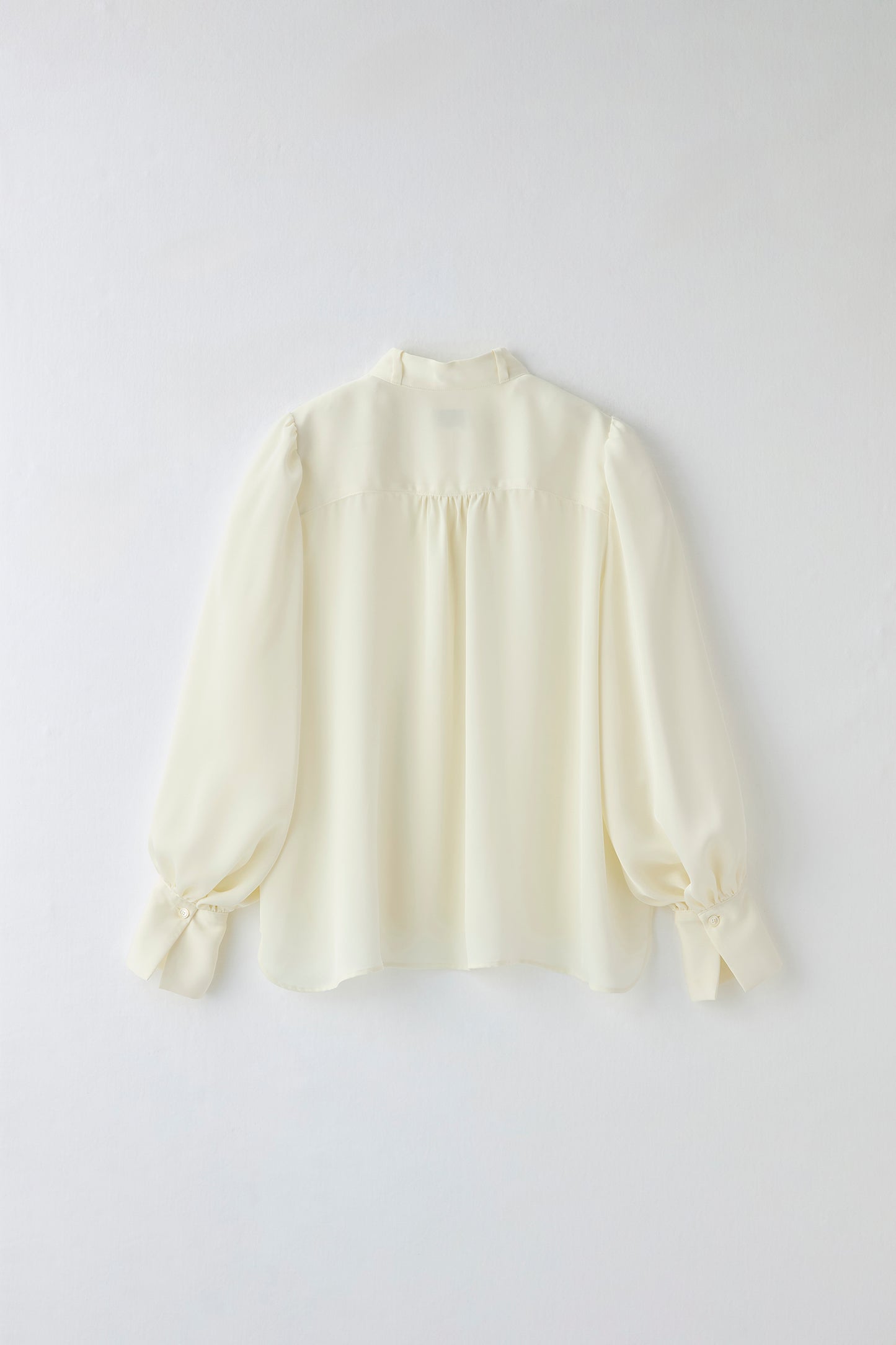 Audire bowtie volume Satin blouse（White）