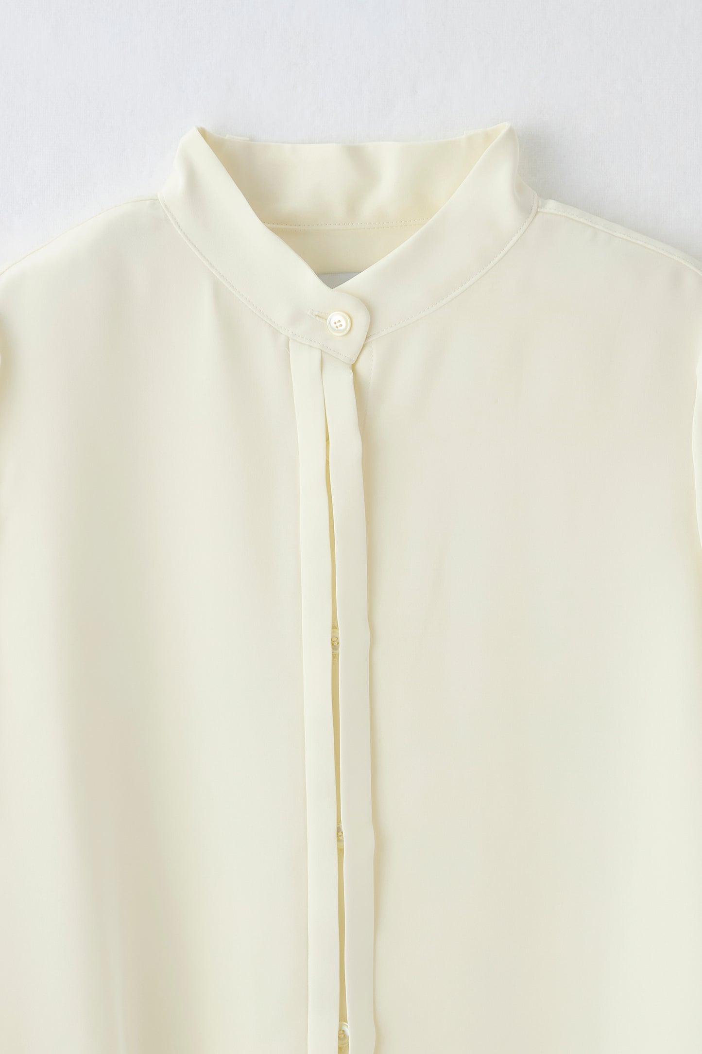 Audire bowtie volume Satin blouse（White）