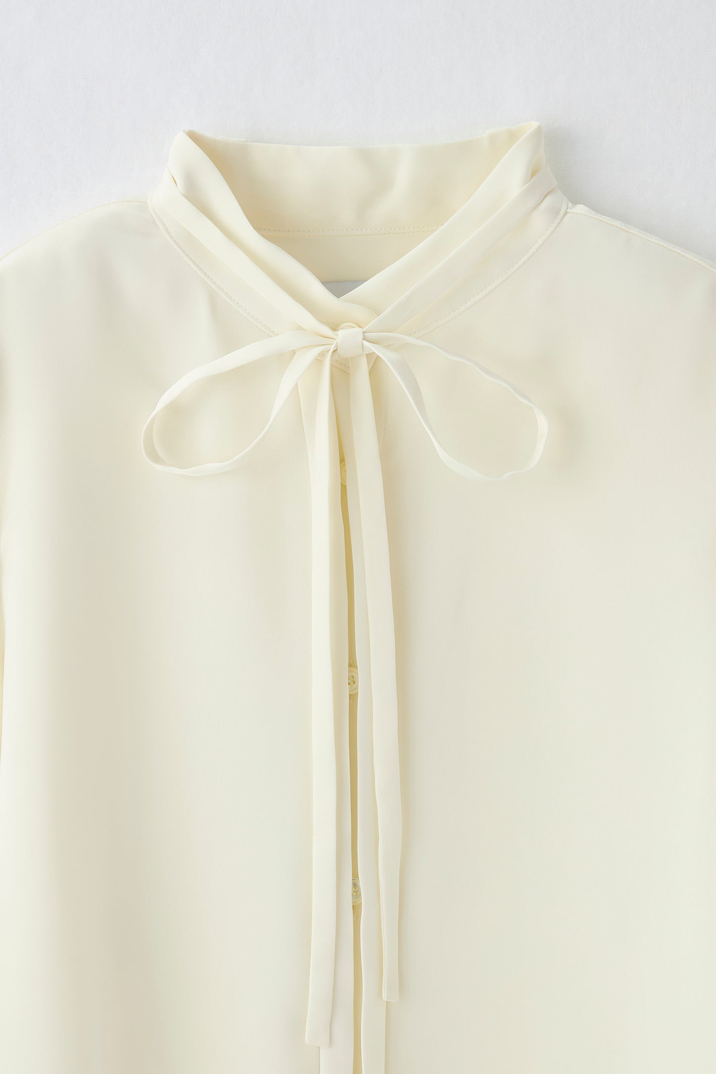 Audire bowtie volume Satin blouse（White）