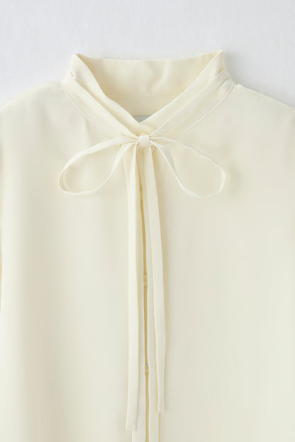 Audire bowtie volume Satin blouse（White）